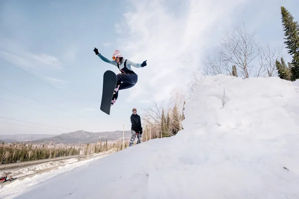 Snowboarder Fêmea Saltando Kicker Inverno Dia Ensolarado — Fotografia de Stock