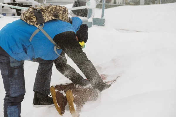 Freerider Scava Valanghe Neve Mettere Sicuro Una Persona Sepolta Una — Foto Stock