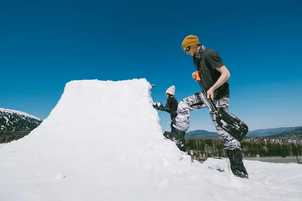 Snowboardåkare Vänner Bygga Kvartalet Rör För Snowboard Utomhus Nära Skidort — Stockfoto