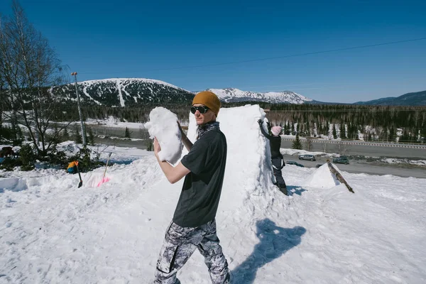 Snowboardozó Épít Negyed Cső Snowboard Kültéri Síközpont Mellett Hegyekben Napos — Stock Fotó