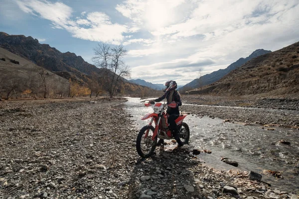 Γυναίκα Μοτοσικλετιστής Κάθεται Offroad Enduro Μοτοσικλέτα Όμορφα Βουνά Κοντά Στο Εικόνα Αρχείου