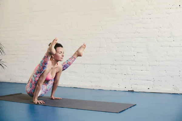 Mujer Flexible Haciendo Ejercicio Yoga Estudio Muro Ladrillo Blanco Sobre Imagen De Stock