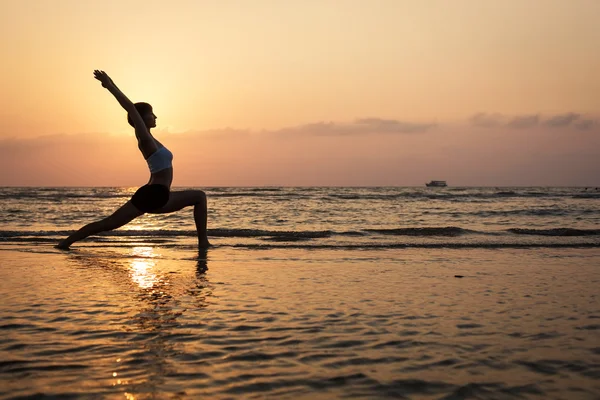 Silhouet van de yoga op het strand — Stockfoto