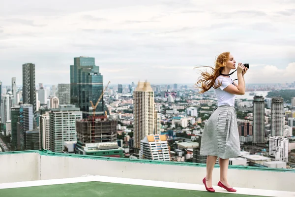 Mulher bonita atraente fotógrafo ao ar livre — Fotografia de Stock