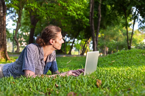 Yang business man is working outdoors — Stock Photo, Image