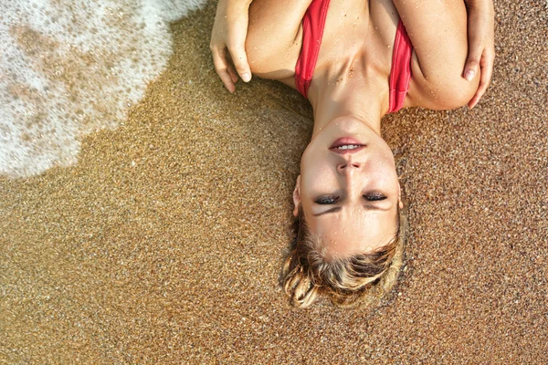 Donna bagnata faccia con goccia d'acqua — Foto Stock