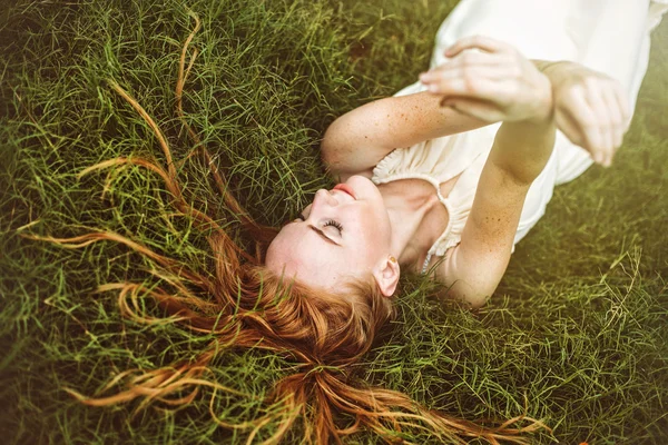 Mulher sensual com cabelo comprido — Fotografia de Stock