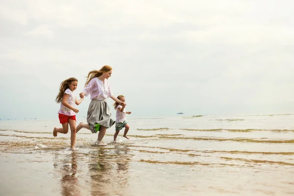 Ευτυχισμένος οικογενειακές διακοπές στη θάλασσα — Φωτογραφία Αρχείου