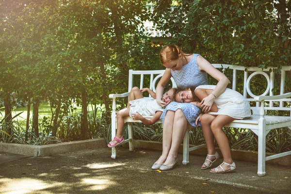 Madre e figlie si rilassano all'aperto — Foto Stock