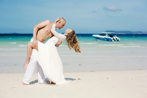 Vackert par på stranden — Stockfoto