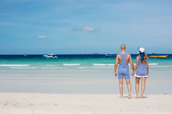 Par i retro baddräkt på stranden — Stockfoto