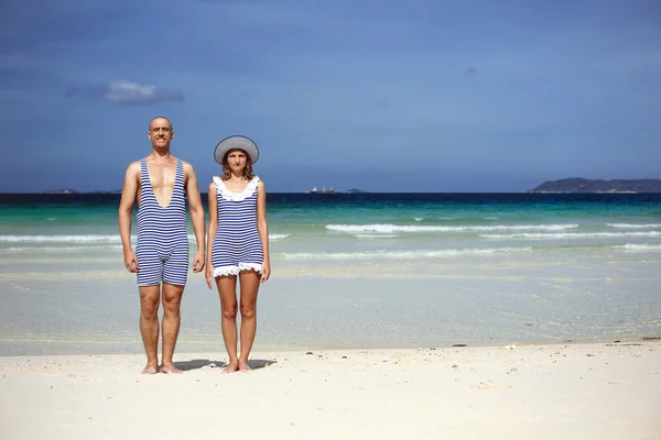 Par i retro baddräkt på stranden — Stockfoto