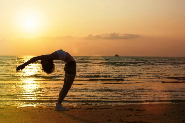 Silueta de yoga en la playa — Foto de Stock