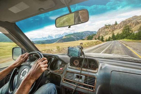 A hegyi úton autó vezetés — Stock Fotó