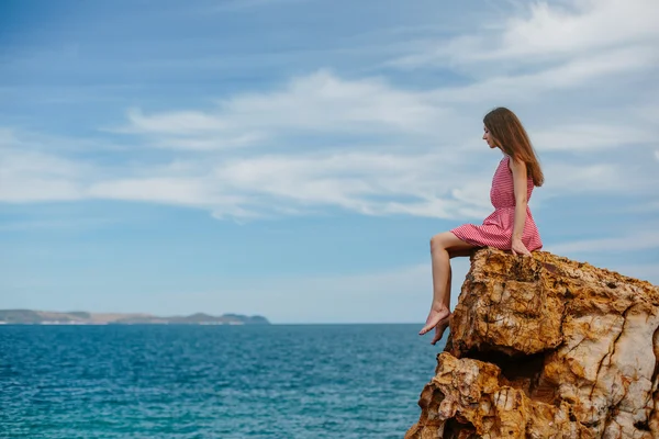 Femme sur la falaise et la mer — Photo