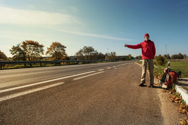 Άνθρωπος που κάνει ωτοστόπ σε ένα δρόμο — Φωτογραφία Αρχείου