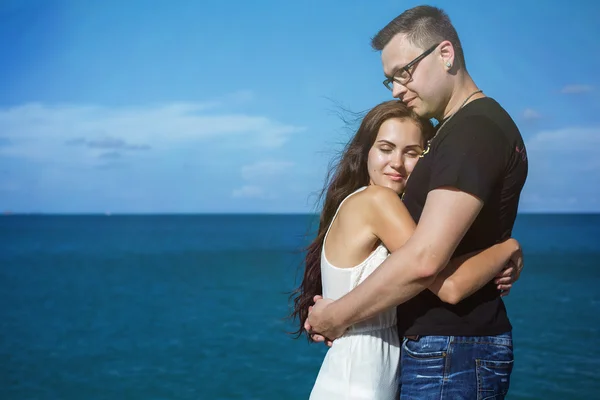 Amor casal na praia — Fotografia de Stock