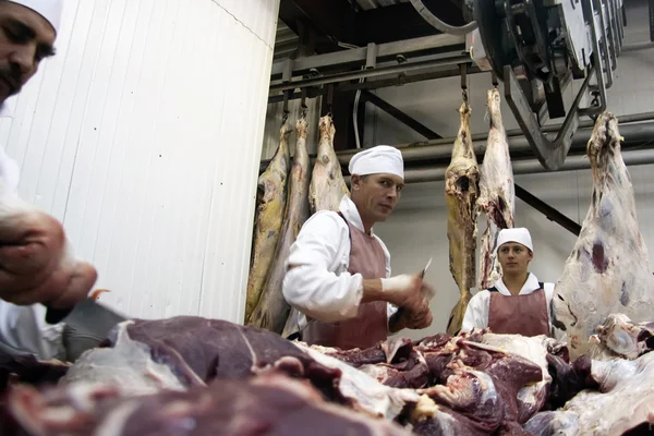 Carniceros cortan cadáveres — Foto de Stock