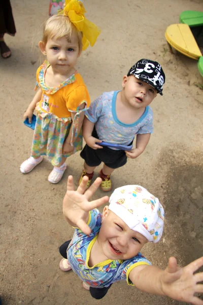 Niños en casa de bebé rusa —  Fotos de Stock