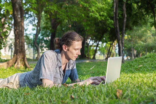 Homem de negócios ao ar livre com computador portátil — Fotografia de Stock