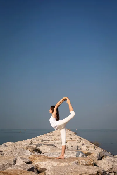 Женщина практикует йогу на природе — стоковое фото