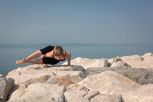 Vrouw oefenen yoga op het strand — Stockfoto
