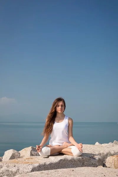 Mulher em postura de lótus na praia — Fotografia de Stock