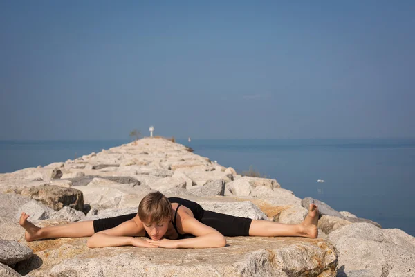 Kadın plajda yoga yapıyor. — Stok fotoğraf