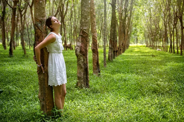 Mulher romântica na floresta — Fotografia de Stock