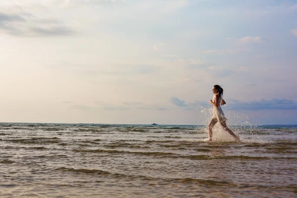 ผู้หญิงวิ่งบนทะเล — ภาพถ่ายสต็อก