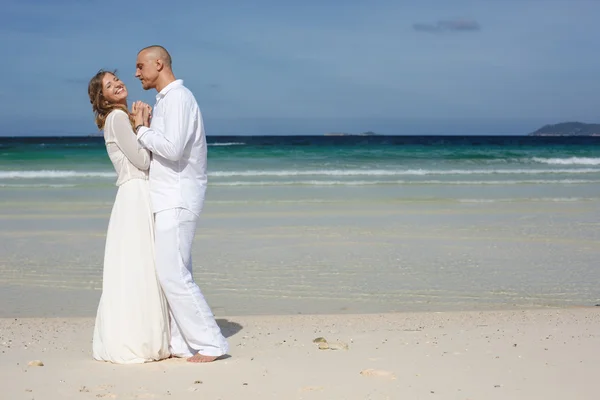 Älska par på stranden — Stockfoto