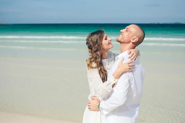 Frau und Mann verliebt auf dem Meer — Stockfoto