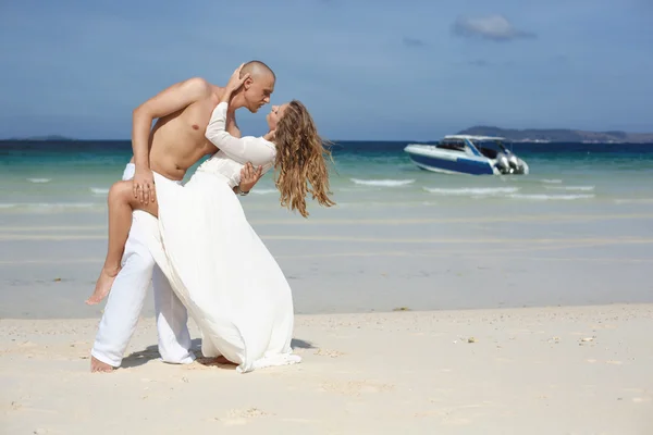 Man and woman in love on the beach — Stock Photo, Image