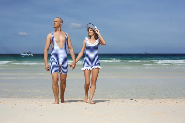 Par i retro baddräkt på stranden — Stockfoto