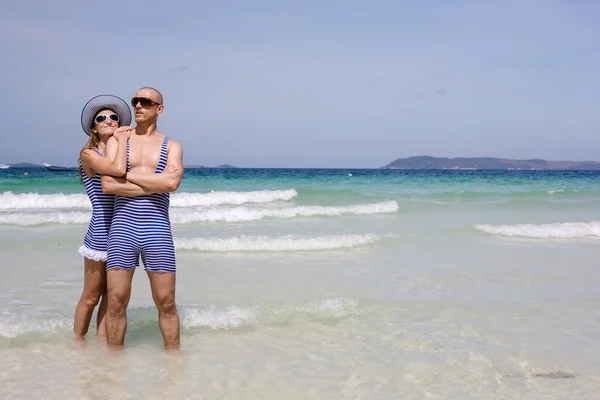Pareja en traje de baño retro en la playa —  Fotos de Stock