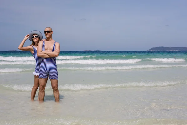 คู่รักในชุดว่ายน้ําย้อนยุคบนชายหาด — ภาพถ่ายสต็อก