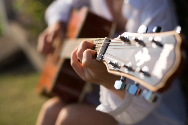 Ženská ruka hraje kytara — Stock fotografie