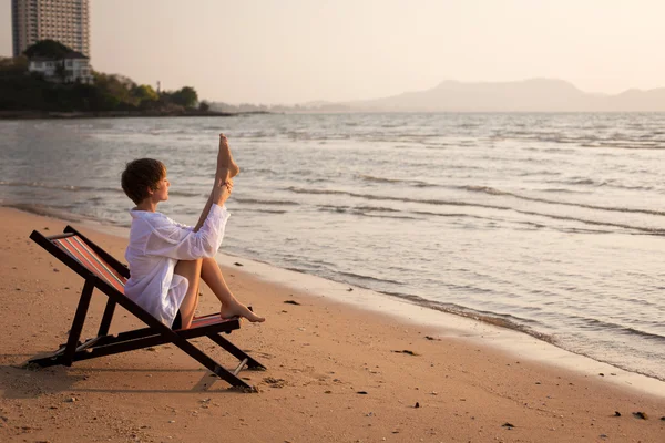 Vrouwelijke turnster op het strand — Stockfoto