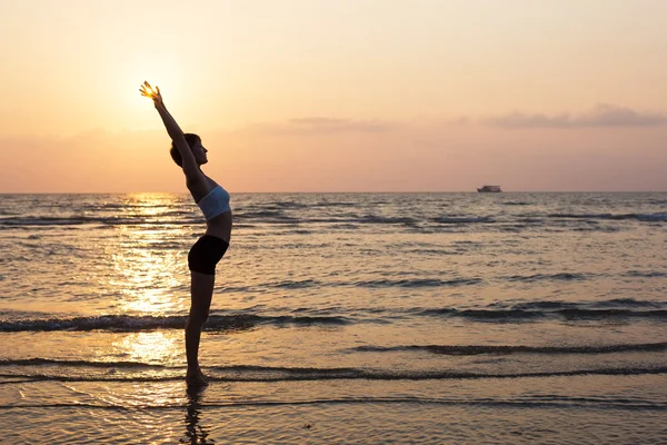 Spor kadın siluet sahilde — Stok fotoğraf