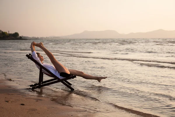 Jonge vrouwelijke turnster op het strand — Stockfoto