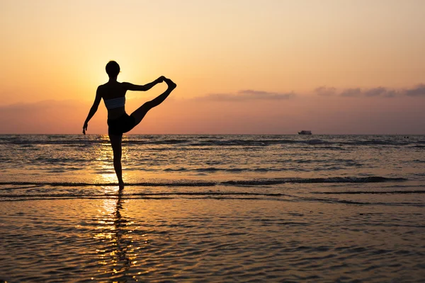 Йога силует на пляжі — стокове фото