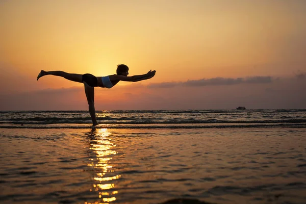 Silhouet van de yoga op het strand — Stockfoto