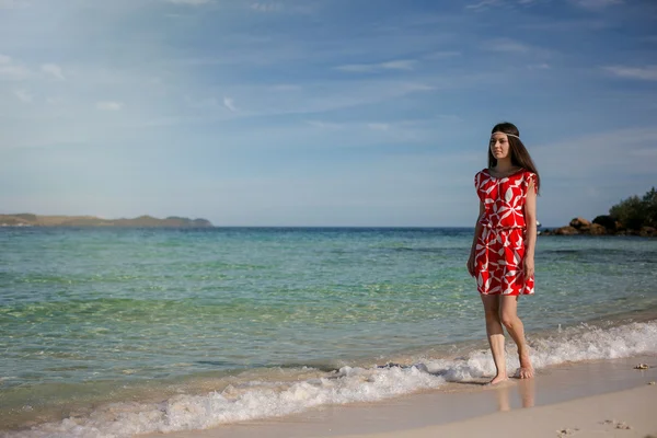 海の近くのきれいな女性 — ストック写真