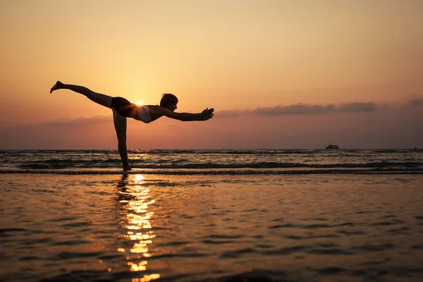 Йога силует на пляжі — стокове фото
