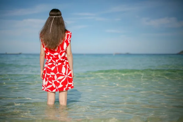 Jolie femme près de la mer — Photo