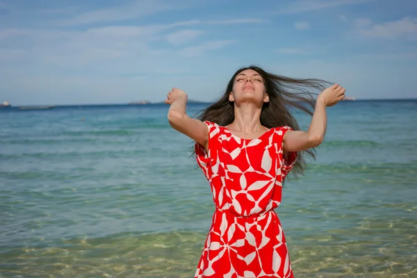 Deniz kenarında güzel bir kadın — Stok fotoğraf