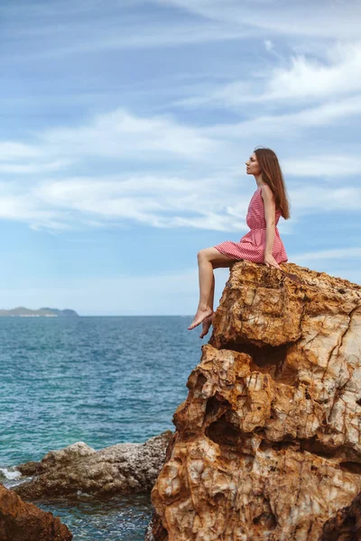崖と海の女 — ストック写真