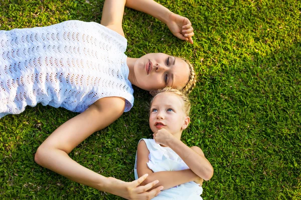 엄마와 딸 잔디에 — 스톡 사진