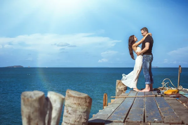 Pareja en la playa de pesca —  Fotos de Stock