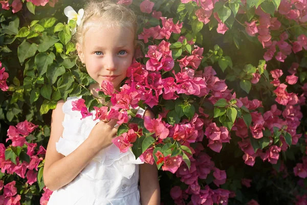 Vackra lilla tjej porträtt — Stockfoto